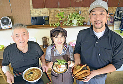 自慢の一品を紹介する（左から）馬目店主、遠藤さん、金成店長