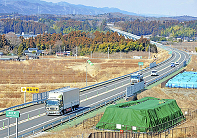 開通から１年を迎えた常磐道。全線開通による波及効果も見え始めている＝２０１６年２月、常磐富岡―浪江ＩＣ間