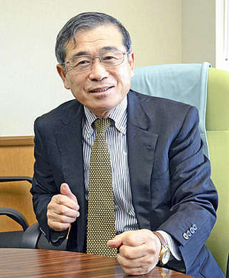 インタビューに答える菅野村長