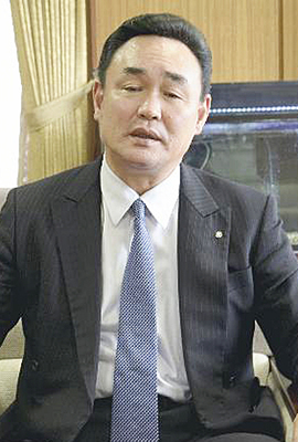 「避難先より充実した教育環境を構築する」と語る松本町長