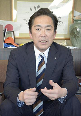 「住民福祉の向上に全力を挙げる」と語る遠藤町長