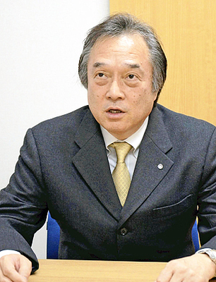 インタビューに答える伊沢町長