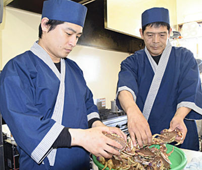 「知り合いに会えるほっとする場所に」と話す店主の新妻さん（右）と長男泰朋さん