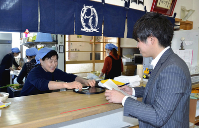 赴任時と変わらない笑顔と味で谷口記者を迎えてくれた双葉食堂の豊田さん（左）
