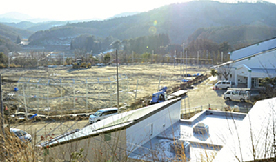 急ピッチで作業が続けられる山木屋小中一貫教育校。住民は子どもたちの歓声が響く日を待ち望む