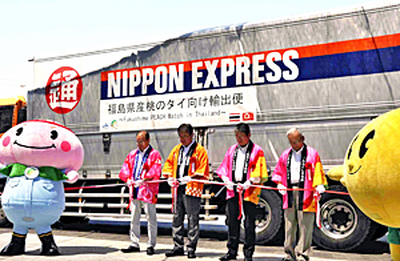 県産モモの出発式でテープカットする関係者＝２０１８年８月１日