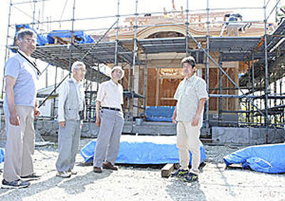 八坂神社の完成を心待ちにする関係者ら＝浪江町