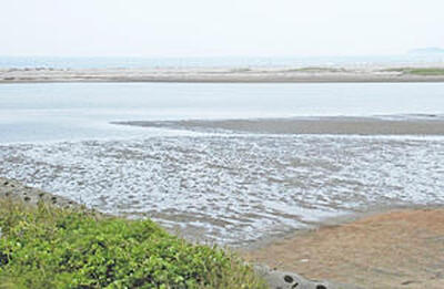 大高八景の現代版・勿来八景の一つ「佐糠落雁」の舞台である鮫川河口付近。左岸には相楽等躬作「夜は分る－」が刻まれた句碑が立つ
