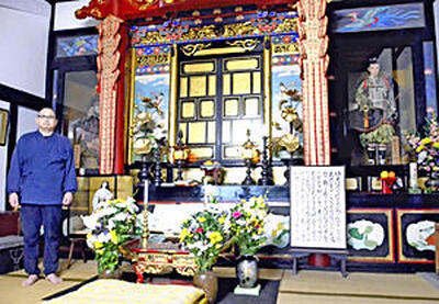 医王寺本堂にある佐藤一族位牌殿と橋本住職。中央に一族の位牌、右に継信の妻若桜、左に忠信の妻楓の人形が置かれている。人形は昭和４０年代、地元婦人会から寄贈されたという