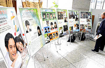 市役所１階ロビーで始まった朝ドラ関連のパネルポスター展＝福島市