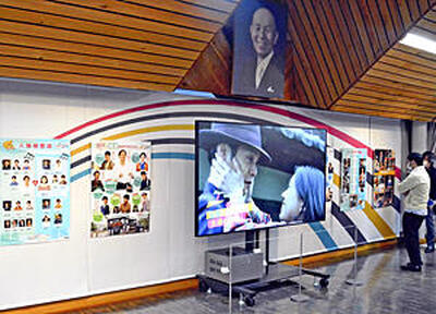 古関裕而記念館に新設された「エール」に関する展示の設置作業＝２８日