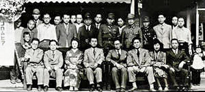 福島市の日野屋楽器店前にて（１９４０年撮影）。前列左４番目から右に古関裕而、野村俊夫、伊藤久男＝日野屋楽器店蔵