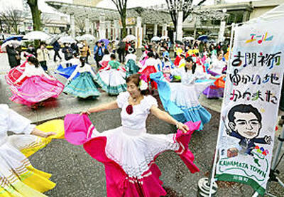 古関裕而ゆかりのまち川俣町を歌やダンスでＰＲする町民ら＝２９日午後、福島市・ＪＲ福島駅東口駅前広場