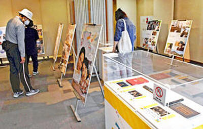 撮影で実際に使用された小道具などが展示されているご当地巡回展会場