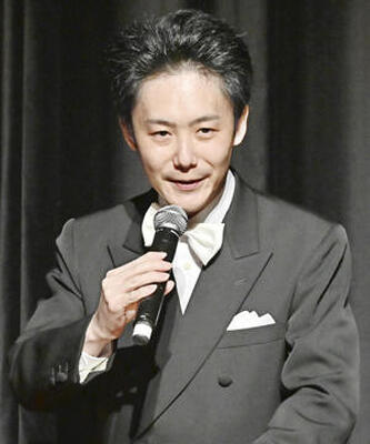 古関メロディーを語る刑部さん＝とうほう・みんなの文化センター