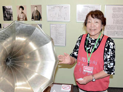 館内で蓄音機などの展示物を紹介する佐藤さん