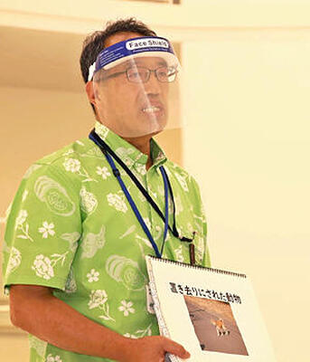 「災害には備えるだけでなく、判断力が重要になる」と話す語り部の横田さん。感染症対策でフェースシールドを着用している