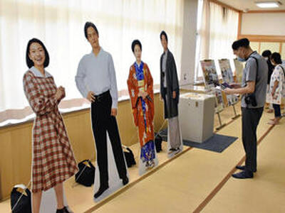 エール出演者の等身大パネルなどが展示された会場