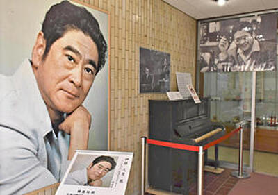 伊藤が使ったピアノや写真が並ぶ会場＝市歴史民俗資料館