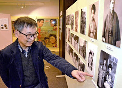 父弘之さんの写真を見つけ笑顔をみせる隆太郎さん