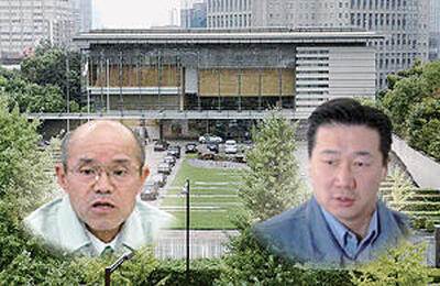 ２０１１年５月、南相馬市長だった桜井氏（左）は、当時官房副長官だった福山氏と会い、後に特定避難勧奨地点となる場所に関して意見を交わしていた。首相官邸を背景に、桜井氏と福山氏のコラージュ