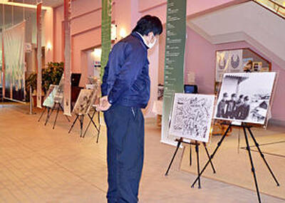 古関夫婦の歩みを紹介する「エールパネル展」の会場