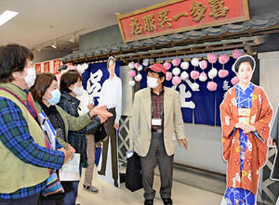 古関裕而のゆかりの地を巡る参加者＝チェンバ大町のエール展