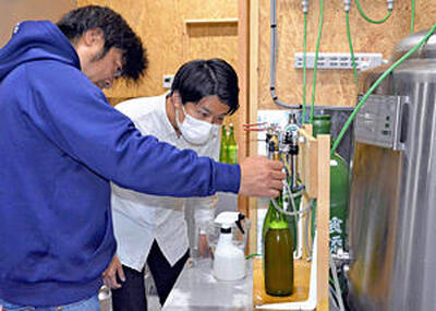 簡単そうに見えて何度も失敗した瓶詰め作業。ようやくビールが完成だ