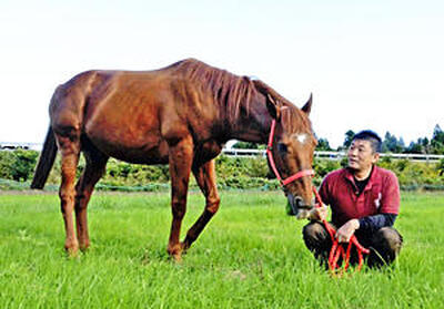 相馬野馬追に備え日々を送る武田真弘さんと愛馬大陸。時折甘えたようなしぐさを見せる＝相馬市