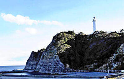 断崖にそびえる塩屋埼灯台