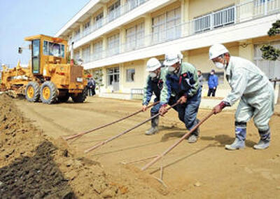 郡山市が先行的に行った学校校庭の除染。除染の効果は一定程度データで示されたが、仮置き場が見つからないという壁に直面した＝２０１１年４月２７日