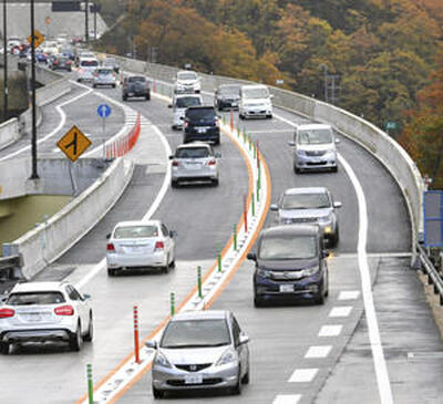 開通した福島市と山形県米沢市をつなぐ東北中央道＝２０１７年１１月