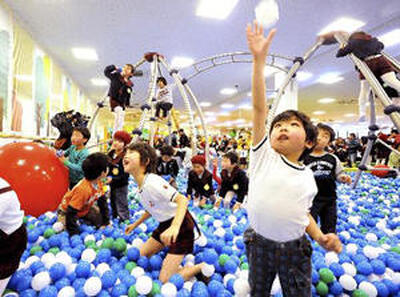 オープンしたペップキッズこおりやまで遊ぶ子どもたち＝２０１１年１２月