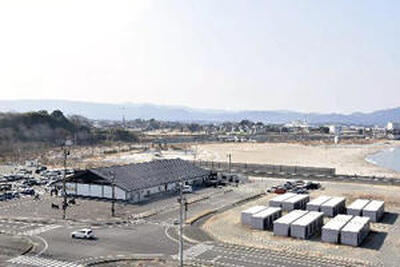 復興市民市場や尾浜こども公園が整備された沿岸部。原釜尾浜海水浴場も再開した＝２０２１年２月