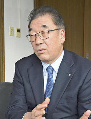 「若い世代の視点を大切に村づくりを進める」と話す遠藤村長
