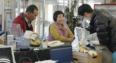 業務を再開した村役場に早速訪れた住民ら＝２０１２年３月