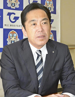 「二酸化炭素排出ゼロに向けたまちづくりを進める」と話す遠藤町長