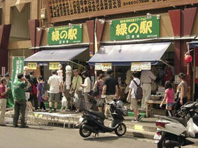 大勢の買い物客でにぎわった東京・築地の道の駅たまかわ直売店＝２０１１年８月
