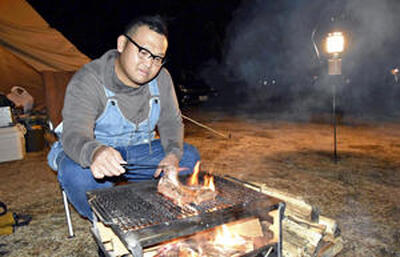 夜のメインディッシュのステーキを焼く。たった１人での晩さんに心が弾む