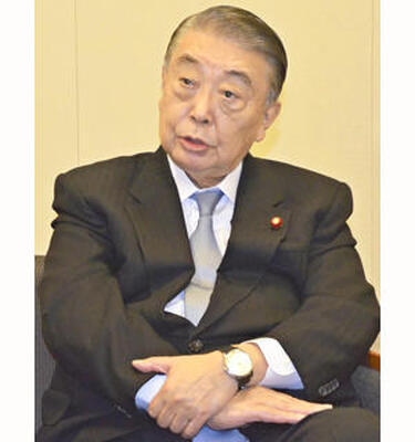 <b>おおしま・ただもり</b>　青森県出身。慶応大法学部卒。毎日新聞社勤務、青森県議を経て１９８３（昭和５８）年に衆院議員に初当選。１２期。海部内閣の官房副長官や農相、自民党幹事長、副総裁を歴任した。２０１２年１２月には、自民党の東日本大震災復興加速化本部長に就任。政府への４度の提言を通じ、与党発の復興政策の実現で主導的役割を果たした。１５年４月に衆院議長に就任し、議長在任日数は帝国議会も含め最長の２３３６日。２１年に政界の第一線を退いた。７５歳。