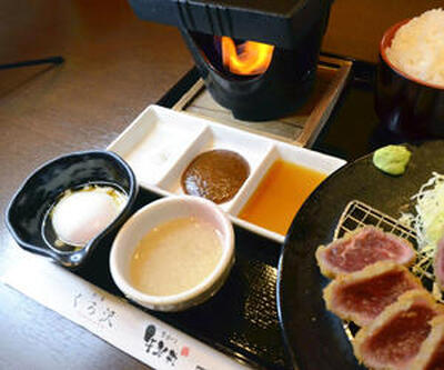 ５種類のたれが添えられた特製牛かつ定食（中、２３４０円）。左手前から時計回りに温玉たれ、山椒塩、ニンニクみそ、昆布醤油、とろろたれ。牛かつの大皿には練りわさびも＝福島信夫山　迎賓館