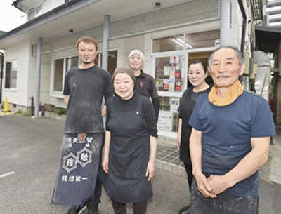 家族と親戚のチームワークで人気の味を守る（右から）店主の渡辺さん、西牧さん、圭一さん、あや子さん、裕司さん（永山能久撮影）