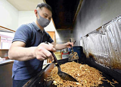 店の代名詞でもある「ソース焼そば」を調理する水落行男さん