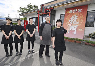 店主の小林守さん（右から２人目）と妻智美さん（右）を中心としたスタッフ（石井裕貴撮影）
