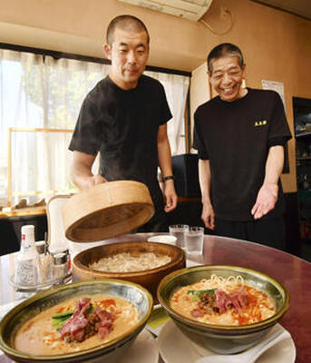 ２代目の飯村悟さん（左）と父春雄さんが力を合わせ店を切り盛りしている（石井裕貴撮影）