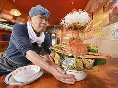 店主の水竹さんが完成させた「のっけ丼ミニスペシャル」。「ミニのっけ丼」を完食した人のみが注文できる一品だ（吉田義広撮影）