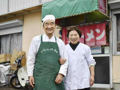 「お客さんがわざわざ来てくれることは本当にありがたい」と話す高野さん夫婦（石井裕貴撮影）