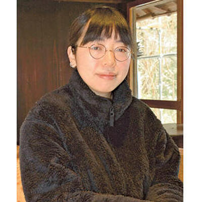 準備中の古民家カフェで浜通りサーティーンとの関わりなどについて語る志賀氏