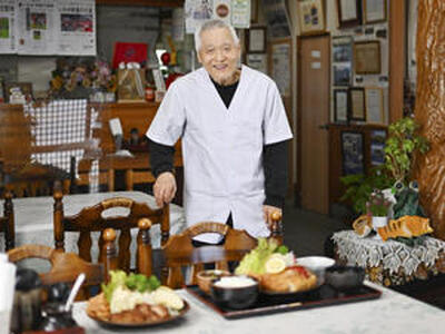 創業当時から変わらない味を提供する二宮さん（石井裕貴撮影）