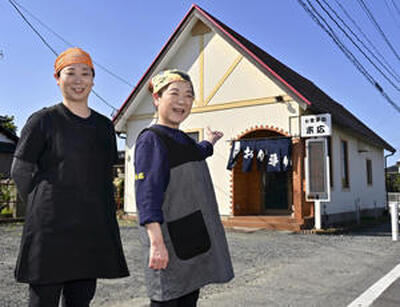 約２０年にわたり店を切り盛りしてきた里子さん（右）、さつきさん親子。多くの客が２人の笑顔に迎えられ今日ものれんをくぐる（吉田義広撮影）